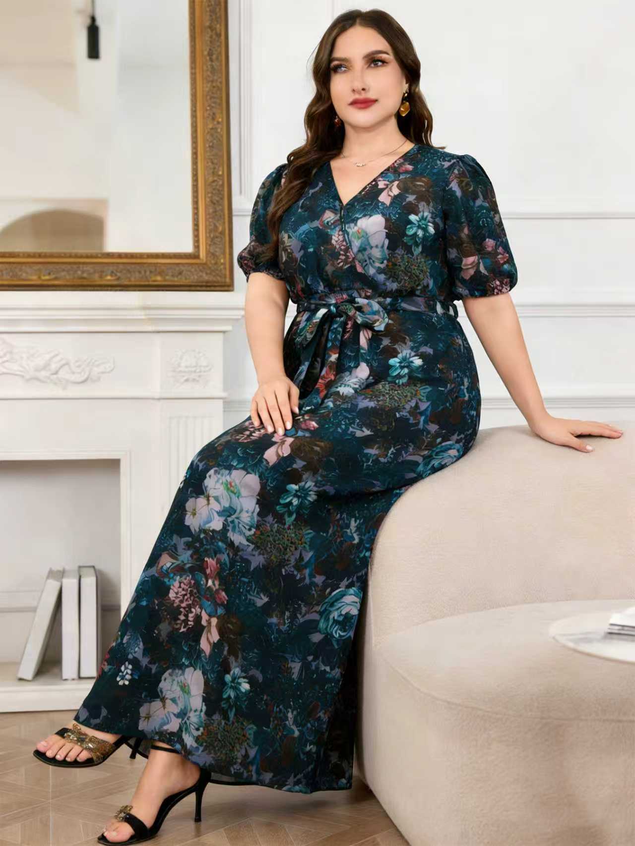 Romper Floral Print - เดรสยาวลายดอกไม้สีเข้มสำหรับสาวพลัสไซส์ คอลเลคชั่นใหม่ปี 2026 คอวี แขนพอง ผูกเอว