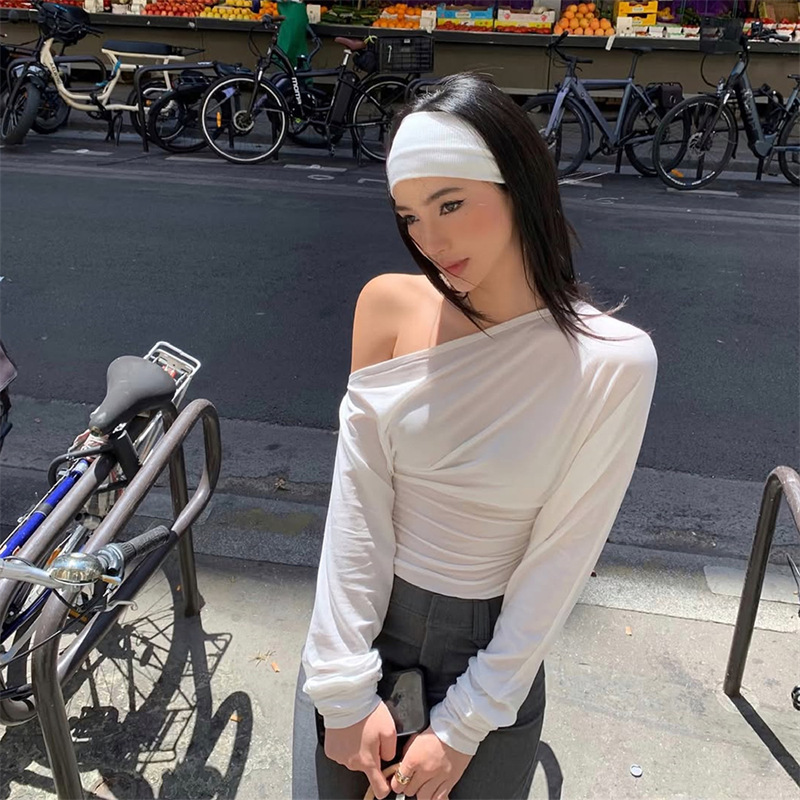 Blouse Off Shoulder - เสื้อผู้หญิงปี 2026 แบบไหล่เดียว แขนยาว ทรงไม่สมมาตร ดีไซน์จับจีบ