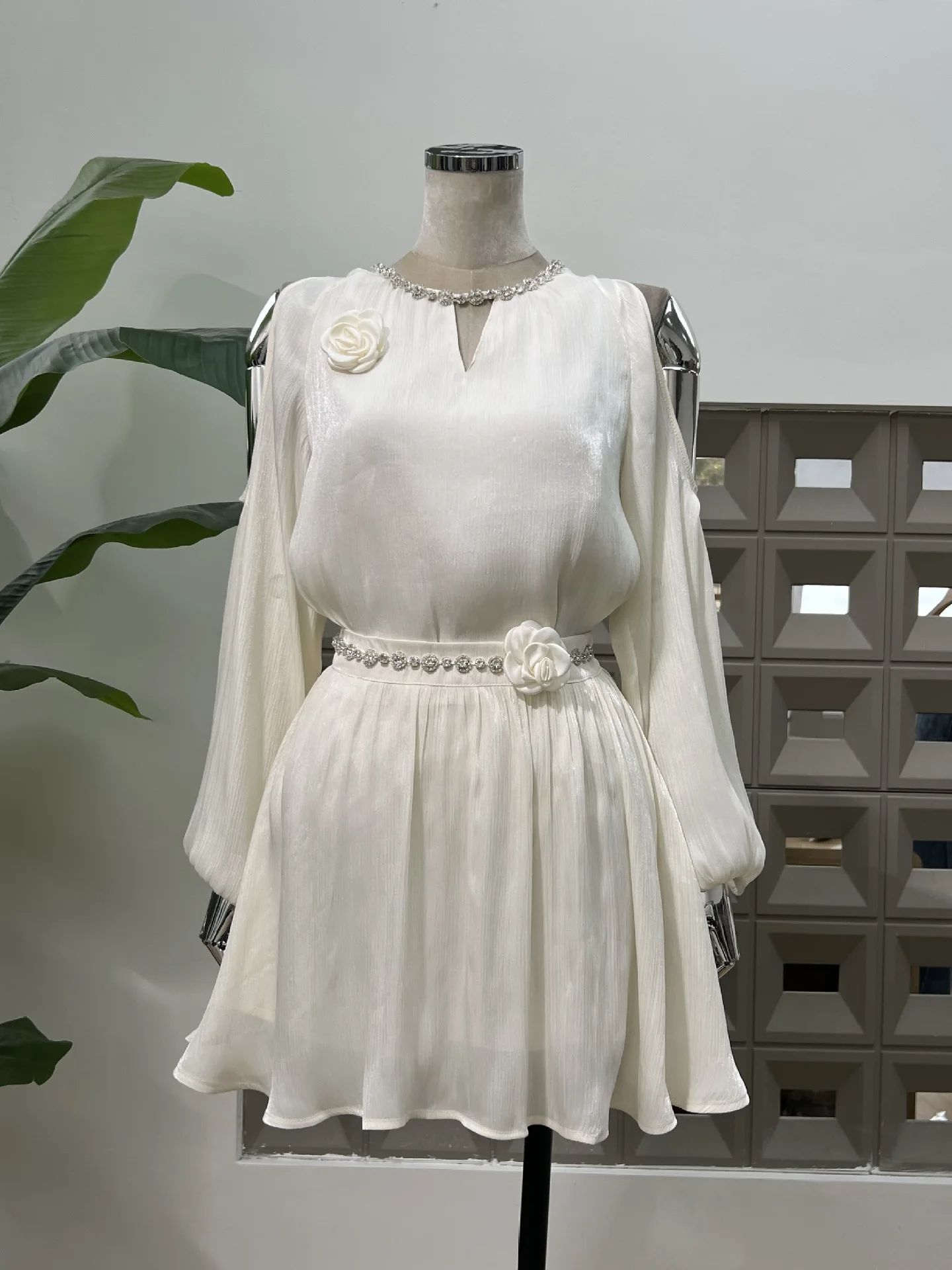 Blouse Off Shoulder - ชุดเดรสสองชิ้นสำหรับผู้หญิง เสื้อเปิดไหล่ประดับดอกไม้และคริสตัล กระโปรงสั้น ชุดเซ็ตสำหรับงานปาร์ตี้ชายหาด วันหยุด ชุดราตรีใหม่